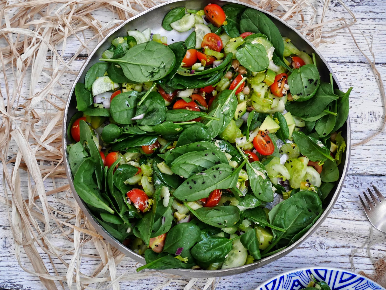Зеленые овощи рецепты. Салат из зелени. Салат из зелени и овощей. Зелень для салатов. Зеленый овощной салат.